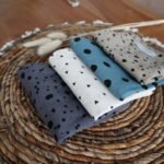 Set di 4 panni in mussola di alta qualità, con motivo a pois e triangoli. Immagine aggiuntiva 1.