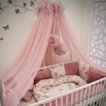 Ciel de lit en tulle rose poudré avec 2 pompons (image principale)