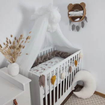 Ciel de lit en tulle blanc avec 2 pompons (image principale)