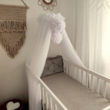 Ciel de lit en tulle blanc avec 2 pompons. Image supplémentaire 1.