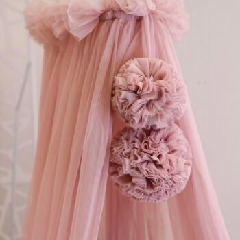 Baldaquin de lit en tulle rose antique avec 2 pompons. Image supplémentaire 1.