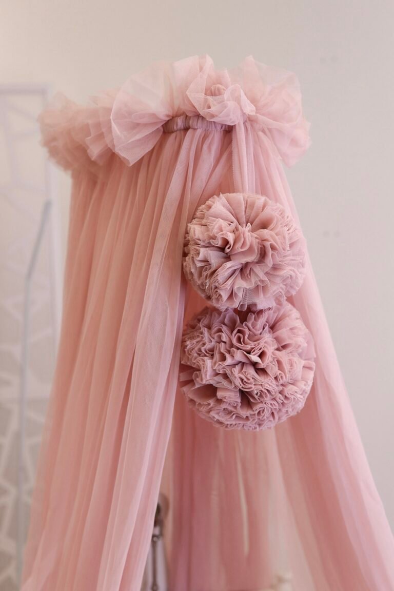Bed canopy tulle antique rose with 2 pom-poms Additional image-1