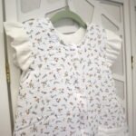 Grenouillère bébé | Mousseline de qualité supérieure | Petites fleurs | 6-12 mois Image principale
