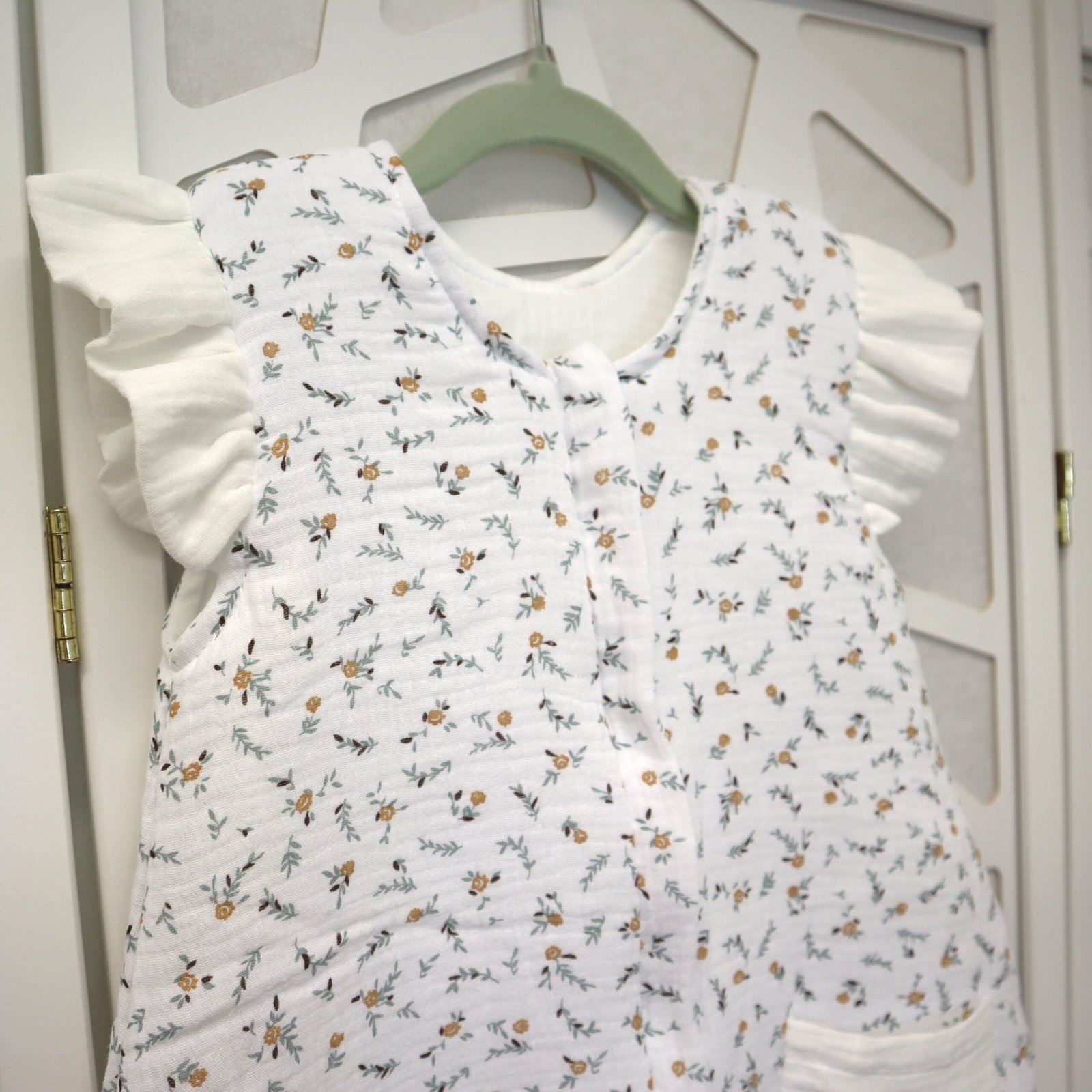 Gigoteuse Petites Fleurs Grenouillère bébé | Mousseline de qualité supérieure | Petites fleurs | 6-12 mois Image principale