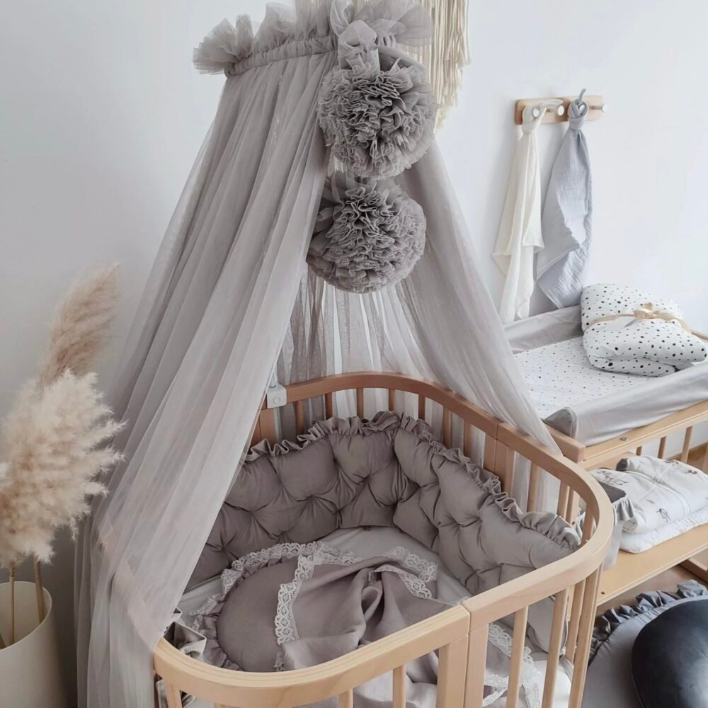 Baldacchino in tulle grigio con 2 pon-pon (immagine principale)