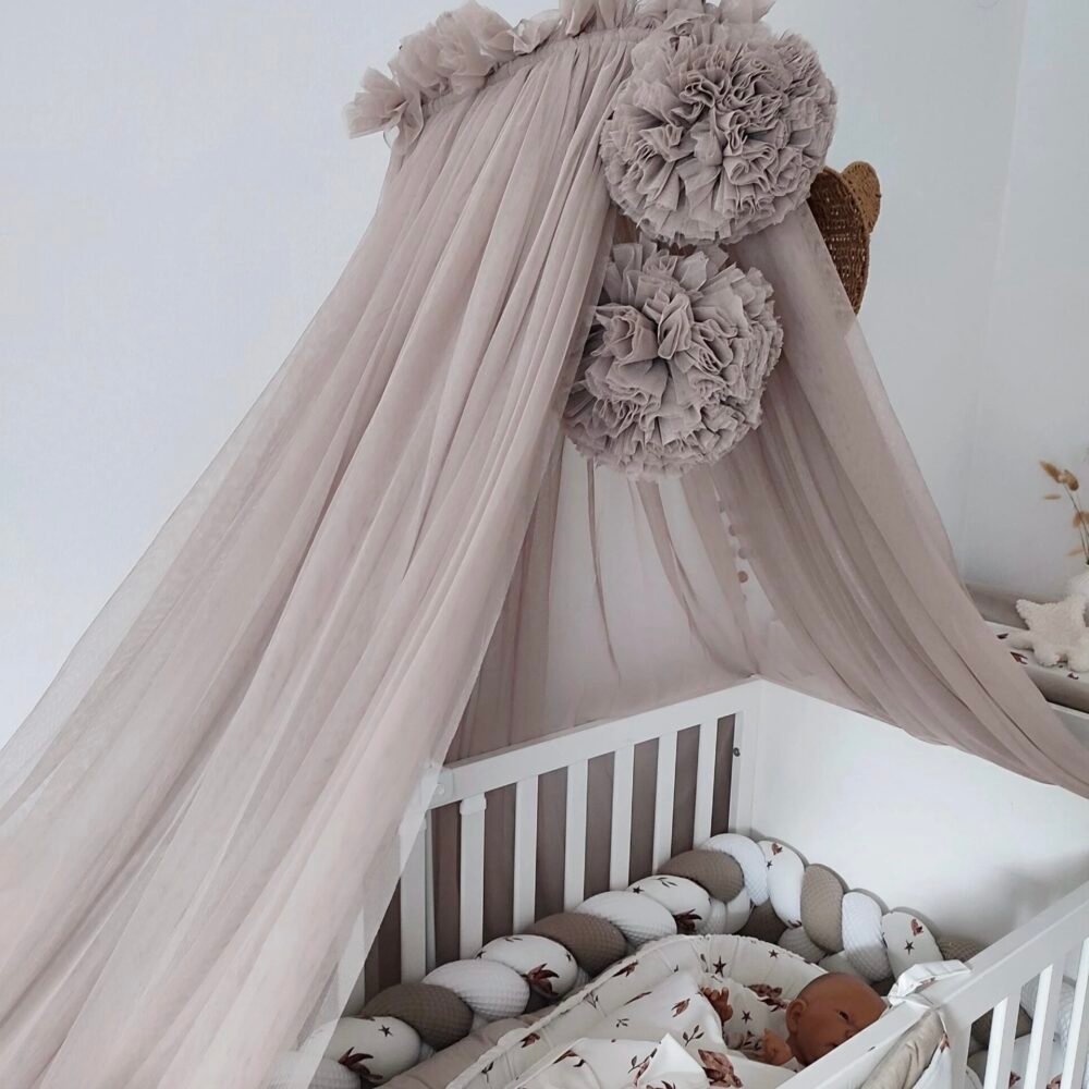 Letto a baldacchino in tulle color tortora con 2 pon-pon (immagine principale)