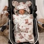 Coperta per seggiolino auto in mussola di alta qualità con tema "Amici del bosco" (Immagine principale)