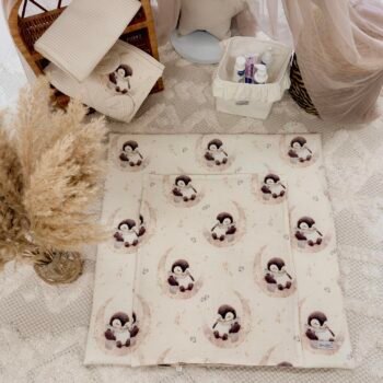 Wickelauflage Musselin Inklusive Abnehmbare Wasserdichte Unterlage | Penguin Fly to the Moon Hauptbild