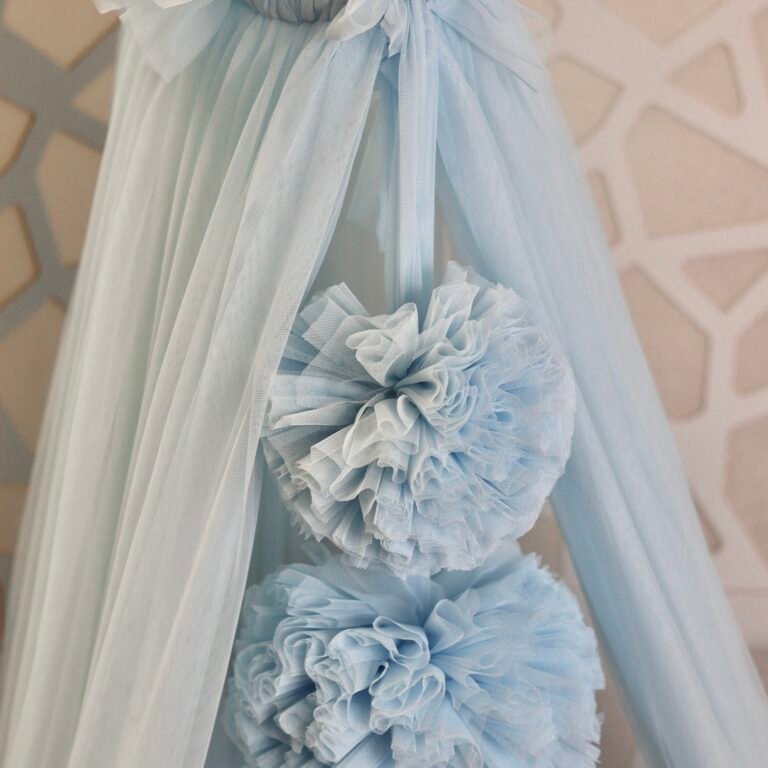 Baldacchino in tulle azzurro con 2 pon-pon Immagine aggiuntiva-1