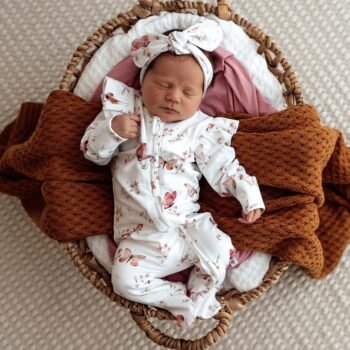 Combinaison pyjama papillon bio à fermeture éclair et pieds noués avec volants (image principale)