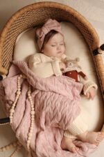 Bambus Babydecke gestrickt mit Zopfmuster|Pink Hauptbild