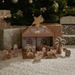 Little Dutch Nativity Scene for Children with Wooden Figures in a Suitcase - Christmas Additional Image-1
