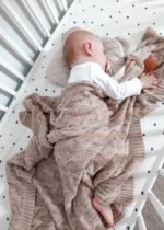 Bambus Babydecke gestrickt mit Zopfmuster Beige – Bild 3