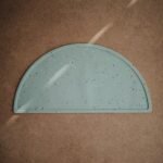 Mushie Silikon Tischset Cambridge Blue Confetti – Bild 2
