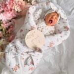Couverture d'emmaillotage en mousseline Petites fleurs